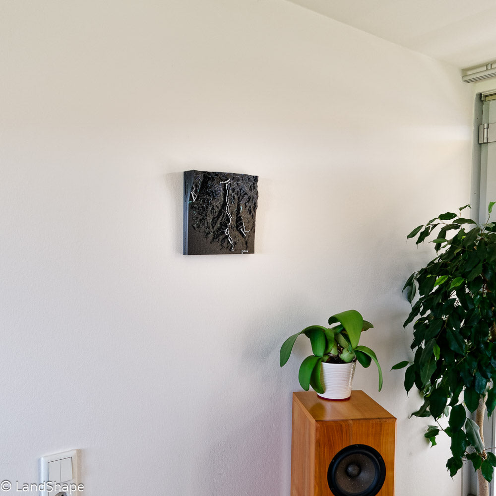 Produktfoto des Badish Moon Rising-Trail Geländereliefs in Charcoal Black an der Wand