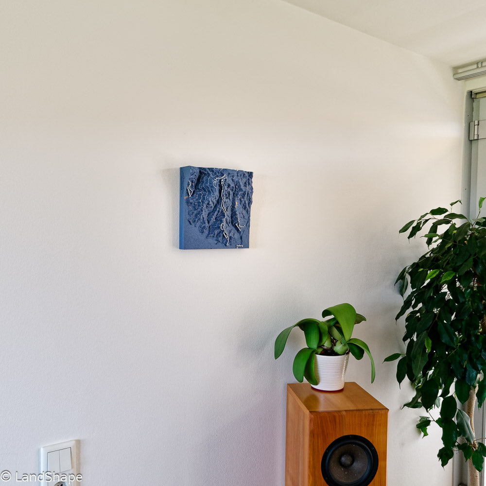 Produktfoto des Badish Moon Rising-Trail Geländereliefs in Navy Blue an der Wand