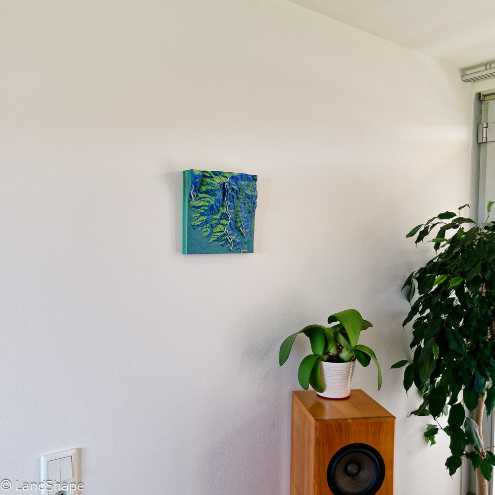 Produktfoto des Badish Moon Rising-Trail Geländereliefs in Velvet Green an der Wand