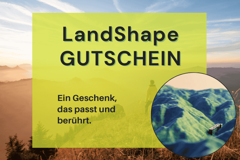 Landschafts-Banner für einen LandShape-Geschenkgutschein. Auf einem gelbgrünen Feld vor einem Bergpanorama steht der Text „LandShape GUTSCHEIN – Ein Geschenk, das passt und berührt.“ Unten rechts zeigt ein Kreis-Ausschnitt ein blaugrünes, topografisches 3D-Reliefmodell einer Berglandschaft.