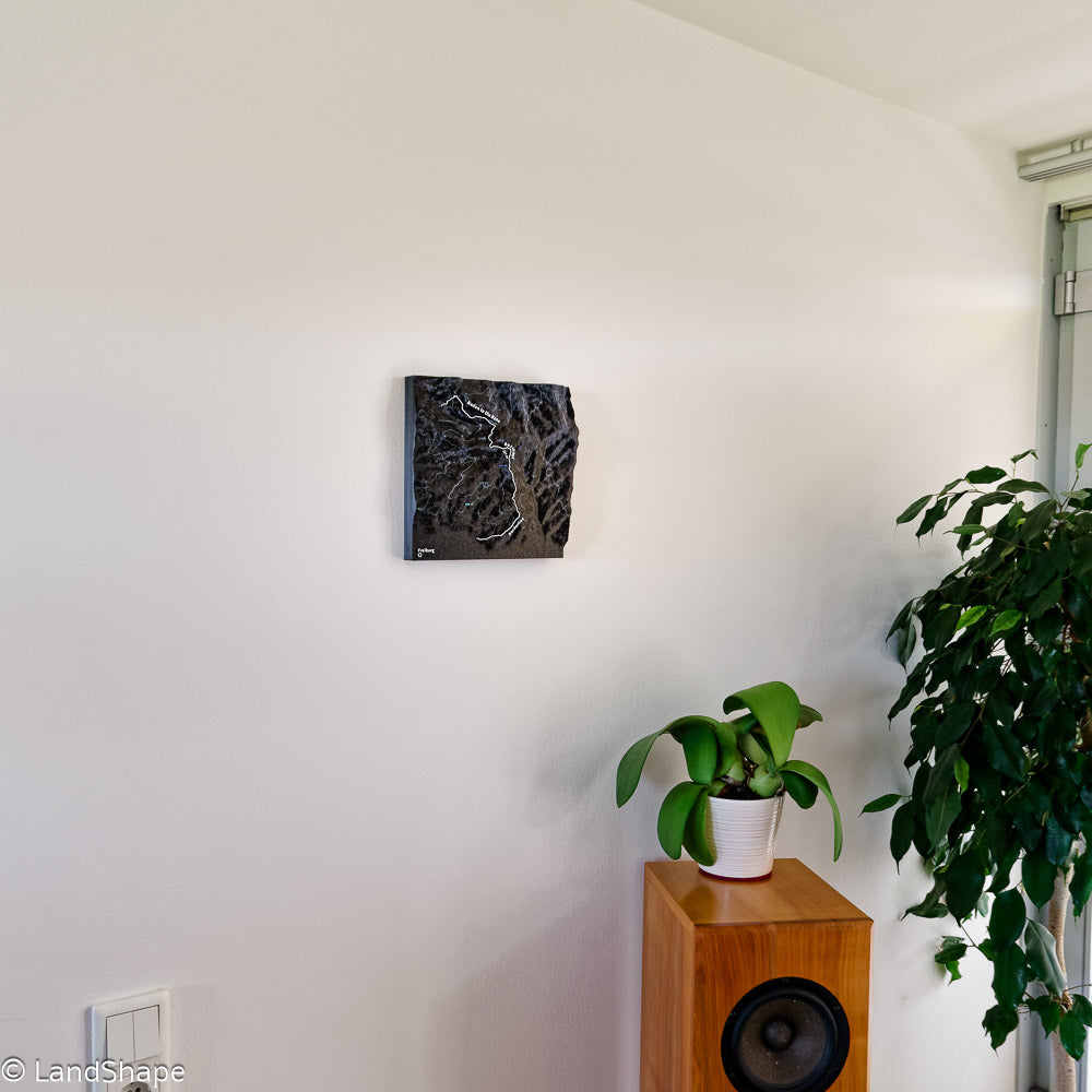 Produktfoto des Borderline-Trail Geländereliefs in Charcoal Black an der Wand