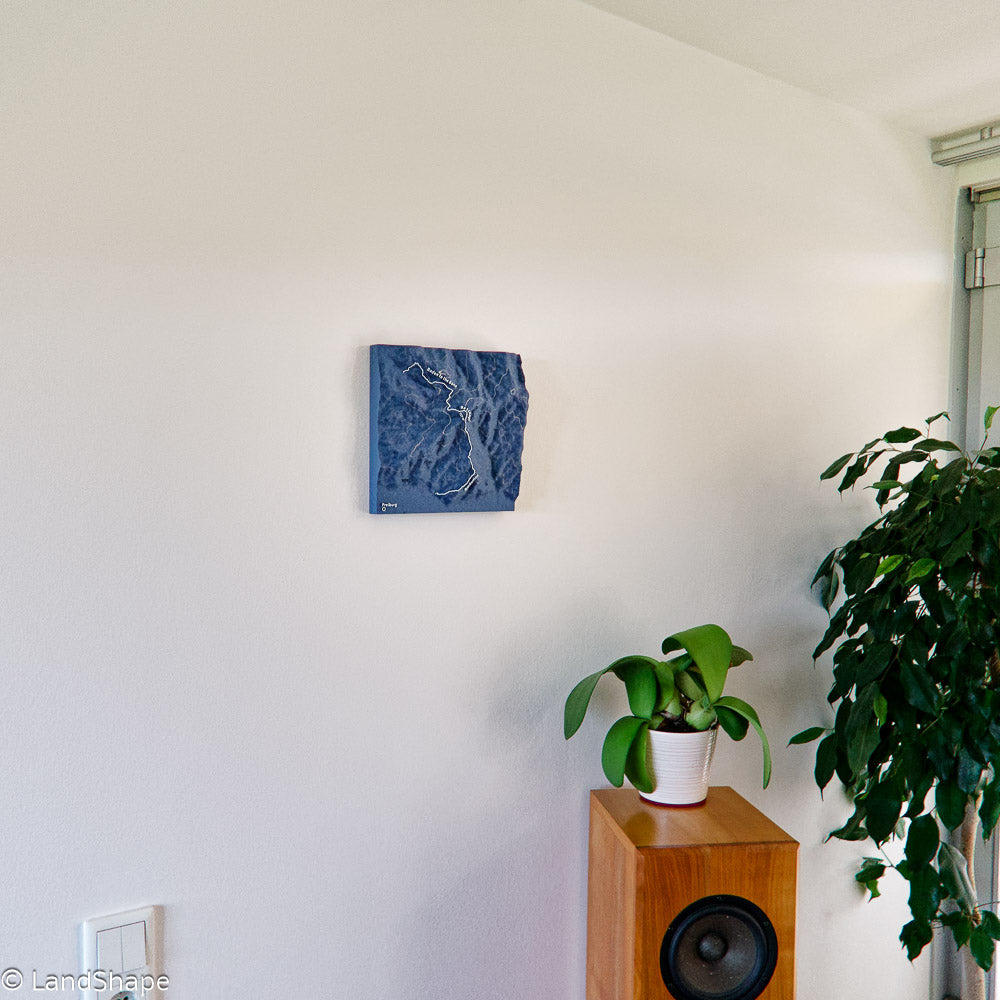 Produktfoto des Borderline-Trail Geländereliefs in Navy Blue an der Wand