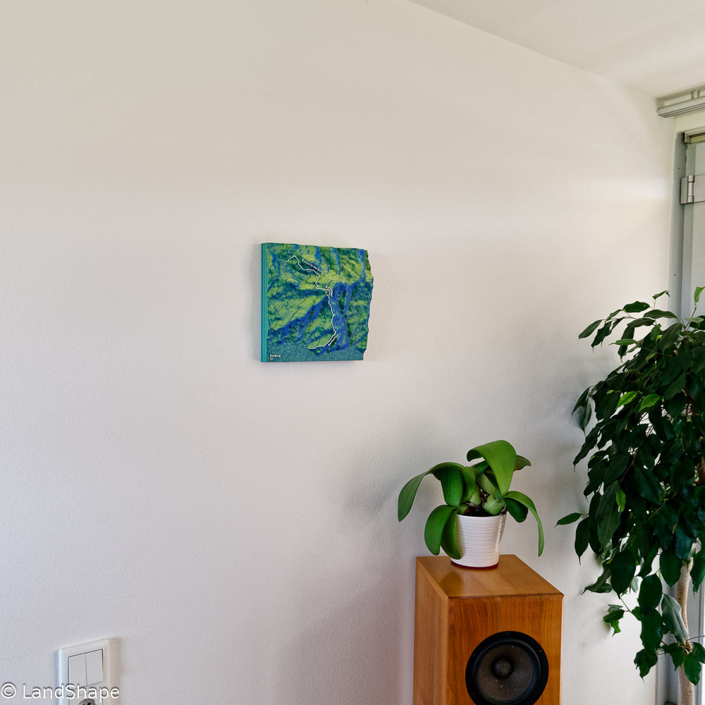 Produktfoto des Borderline-Trail Geländereliefs in Velvet Green an der Wand