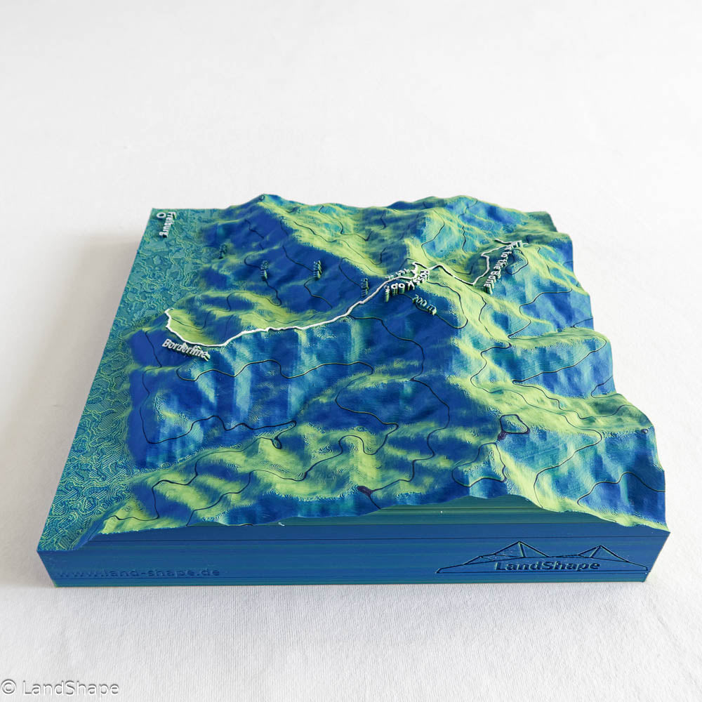 Produktfoto des Borderline-Trail Geländereliefs in Velvet Green von links