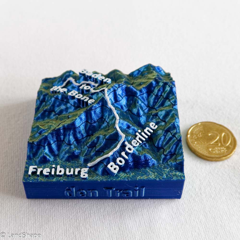 Produktfoto des Borderline-Trail Dekomagneten in Metallic Blue mit 20 Cent Münze