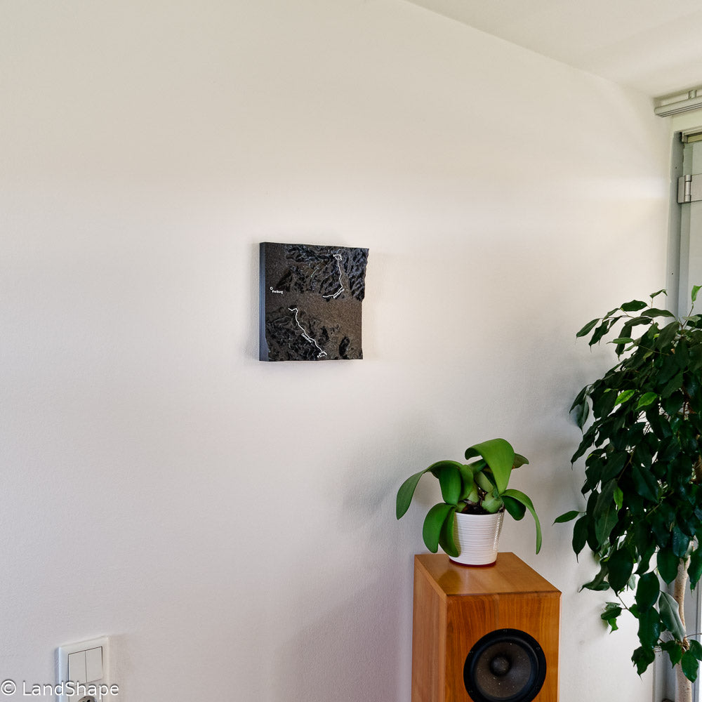 Produktfoto des Canadian-Borderline-Trail Geländereliefs in Charcoal Black an der Wand