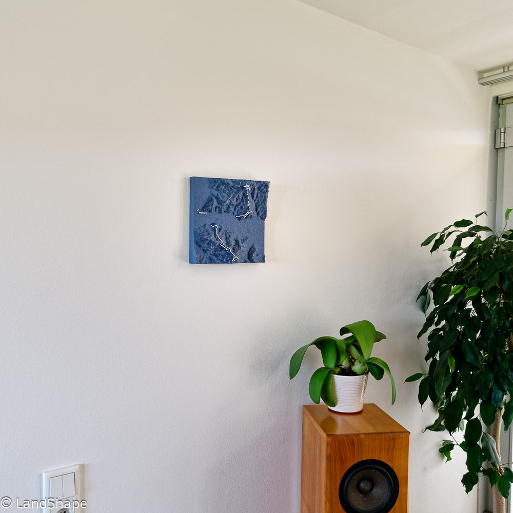 Produktfoto des Canadian-Borderline-Trail Geländereliefs in Navy Blue an der Wand