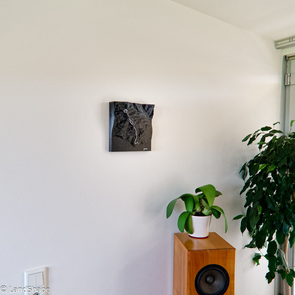 Produktfoto des Canadian-Trail Geländereliefs in Charcoal Black an der Wand