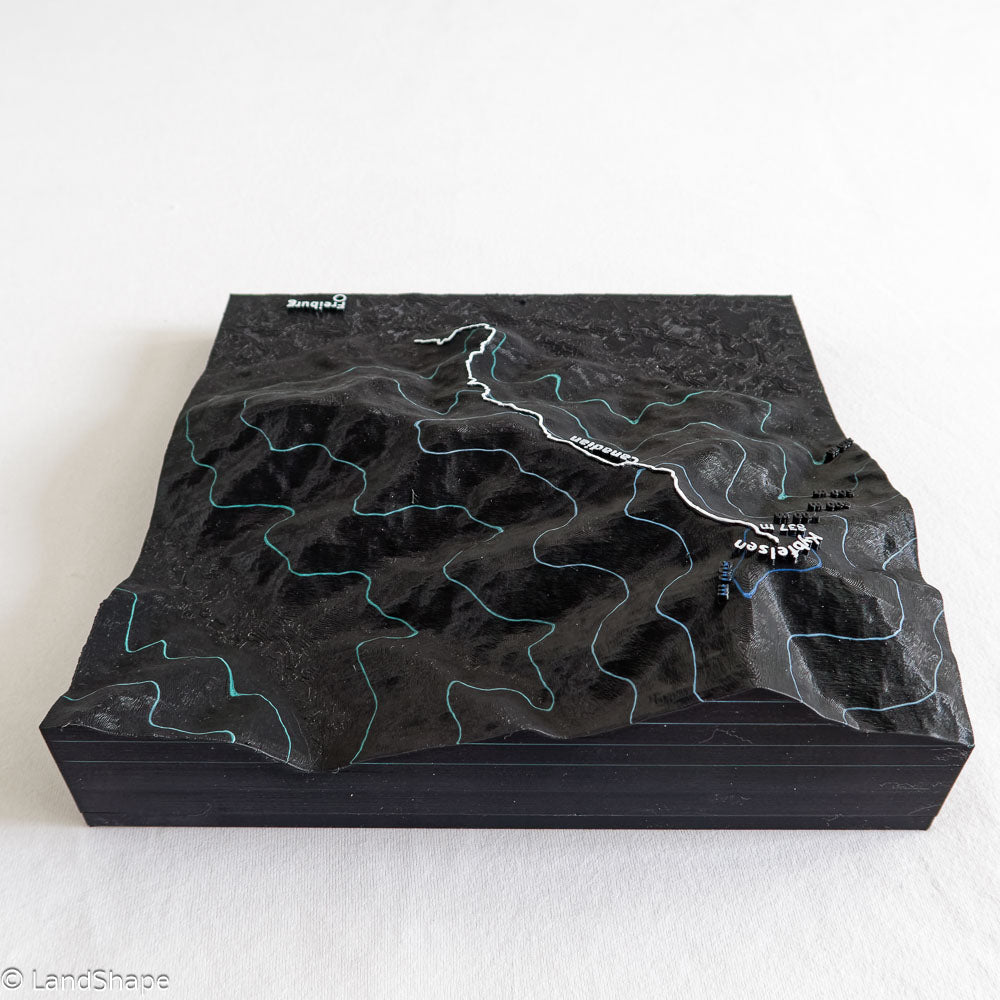 Produktfoto des Canadian-Trail Geländereliefs in Charcoal Black von hinten