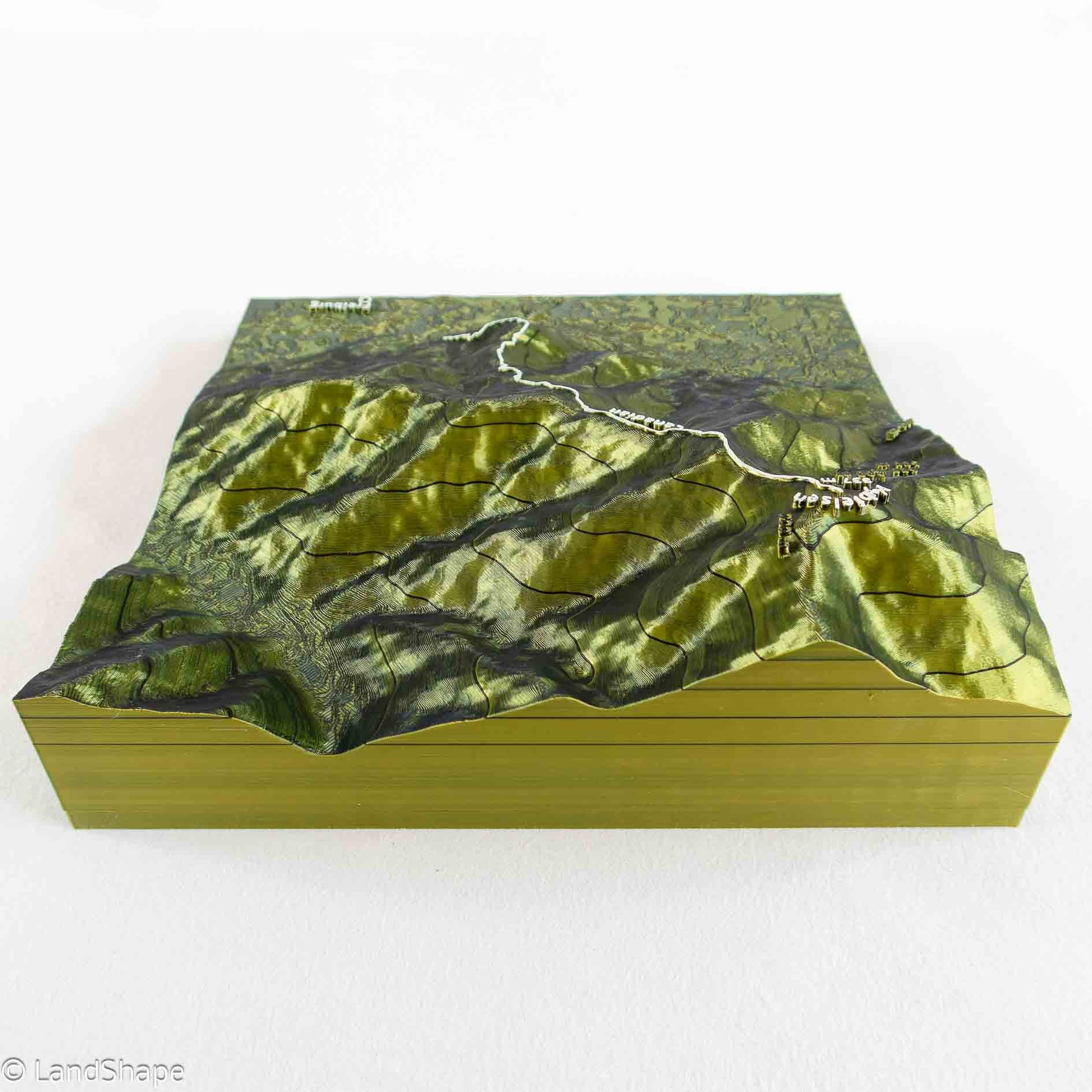 Produktfoto des Canadian-Trail Geländereliefs in Moss Metallic von hinten
