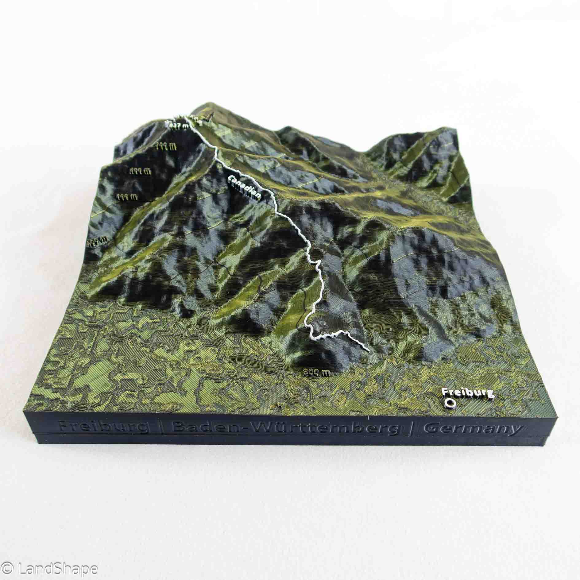 Produktfoto des Canadian-Trail Geländereliefs in Moss Metallic von vorne