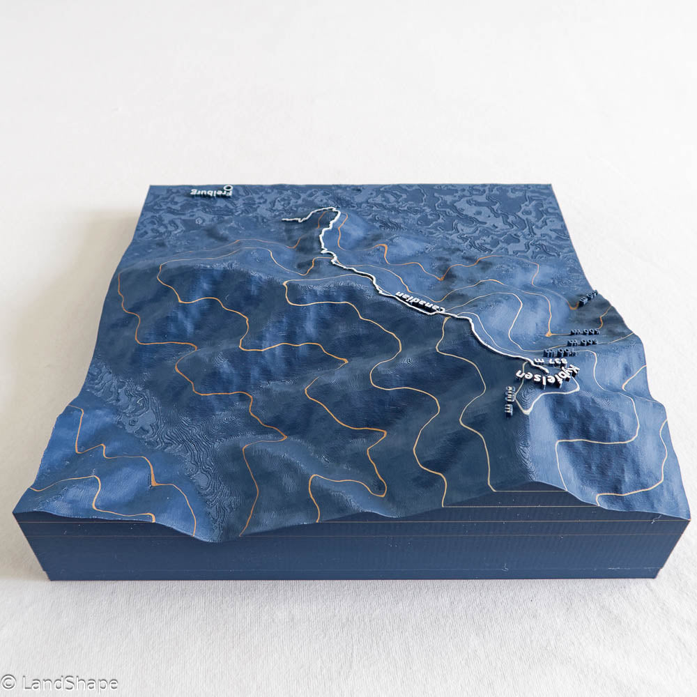 Produktfoto des Canadian-Trail Geländereliefs in Navy Blue von hinten