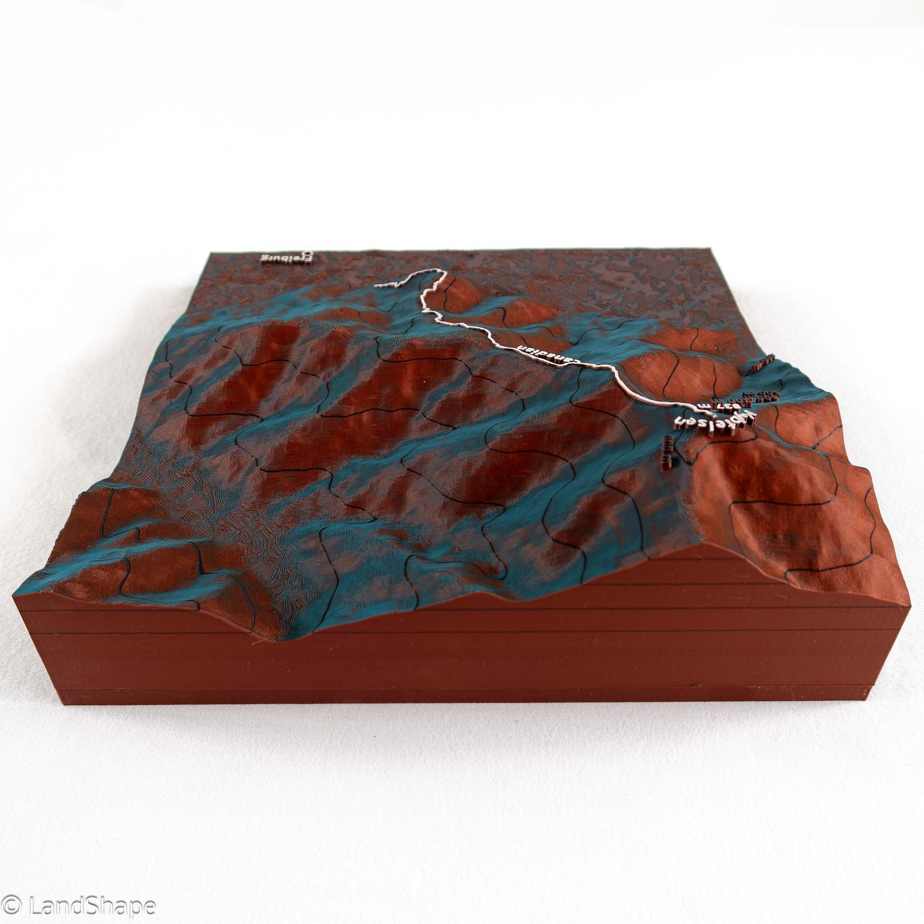 Produktfoto des Canadian-Trail Geländereliefs in Ocean-Red von hinten