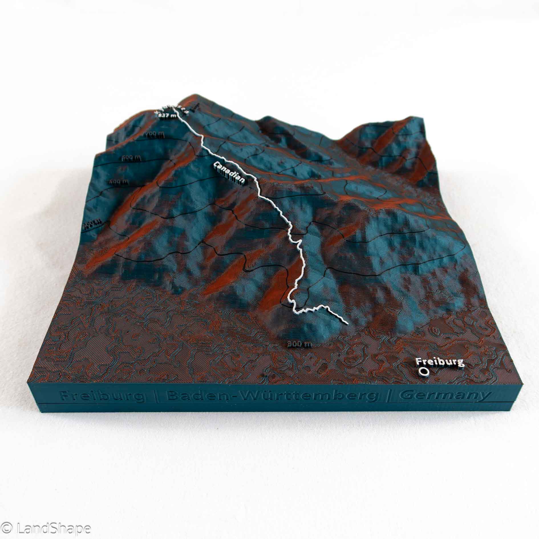 Produktfoto des Canadian-Trail Geländereliefs in Ocean-Red von vorne