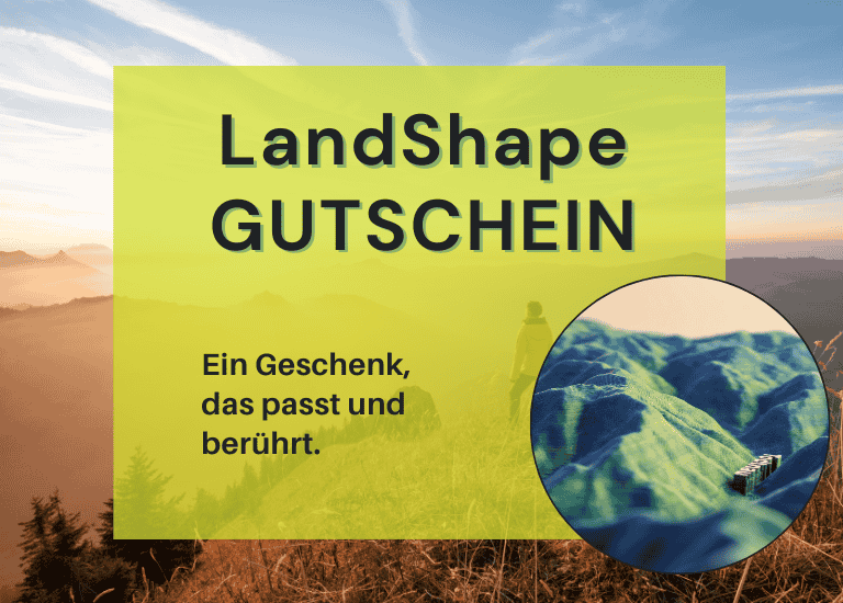Landschafts-Banner für einen LandShape-Geschenkgutschein. Auf einem gelbgrünen Feld vor einem Bergpanorama steht der Text „LandShape GUTSCHEIN – Ein Geschenk, das passt und berührt.“ Unten rechts zeigt ein Kreis-Ausschnitt ein blaugrünes, topografisches 3D-Reliefmodell einer Berglandschaft.